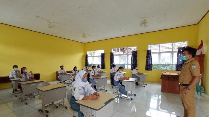 Pelaksanaan pembelajaran tatap muka terbatas dengan menerapkan protokol kesehatan di SMAN 1 Tanjung Palas Barat, Desa Long Beluah, Senin (8/11/2021)