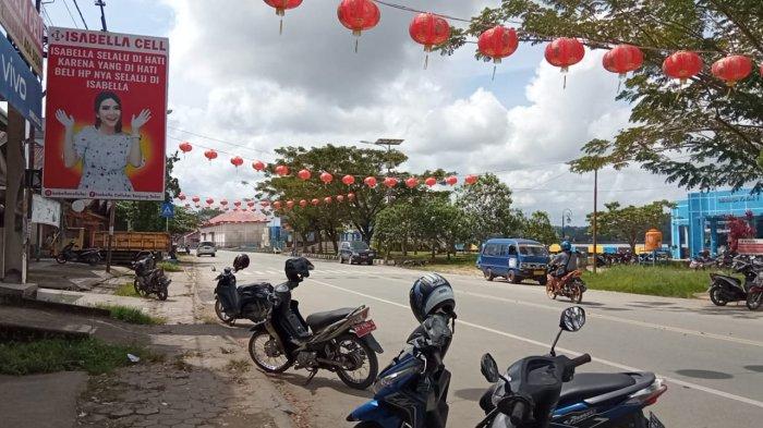 Pengendara melintasi Jalan Sudirman dan Jalan Kolonel Soetadji, Tanjung Selor, Minggu (30/1/2022), terlihat ratusan lampu lampion menghiasi jalan jelang perayaan Hari Raya Tahun Baru Imlek 2573 Kongzili, yang bertepatan pada 1 Februari 2022 mendatang (TRIBUNKALTARA.COM / MAULANA ILHAMI FAWDI)