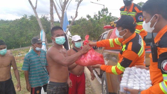 Relawan Bantuan Darurat (Banda) Indonesia Balikpapan terus memberi semangat kepada para penggali makam jenazah Covid-19 di TPU Km 15, Karang Joang, Balikpapan Utara.