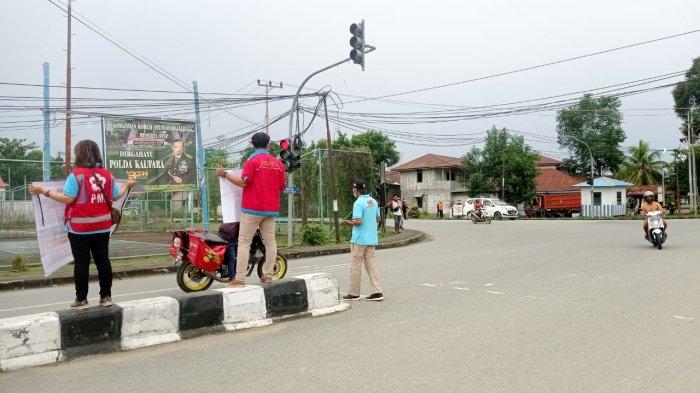 Relawan PMI Malinau menggalang donasi di Perempatan jalan untuk korban bencana banjir yang terjadi beberapa pekan lalu di Malinau, Provinsi Kalimantan Utara, beberapa waktu lalu.