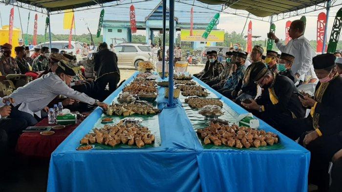 Ribuan ketupat dihamparkan di meja panjang dalam pelaksanaan tradisi Tolak Bala di Baloi Adat Tidung Desa Salimbatu, Rabu (6/10/2021).
(TRIBUNKALTARA.COM / MAULANA ILHAMI FAWDI)