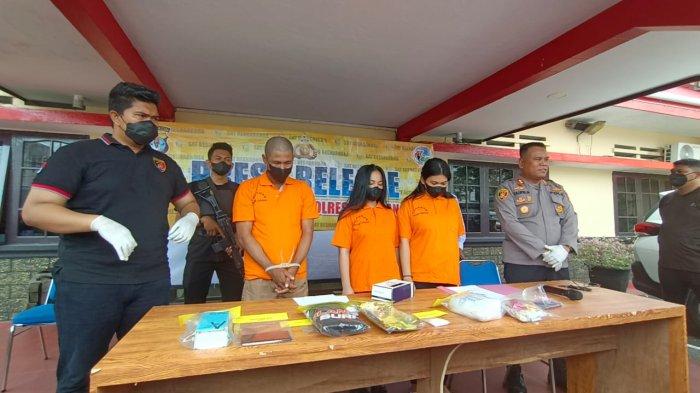 Rilis pers Polres Tarakan menghadirkan tiga pelaku, dari kiri berinisial MR (47) kemudian tengah berisial ANA (28) dan TR (20) terduga ikut terlibat dalam pengedaran sabu seberat 981,43 gram, Jumat (28/10/2022).