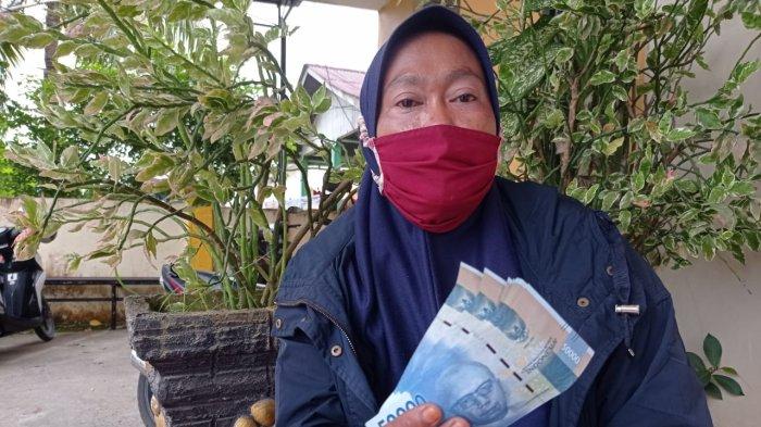 Rosmawati, warga RT 003, Jalan Ujang Dewa Sedadap, Nunukan Selatan, seusai menerima Program Bantuan Sembako berupa uang tunai sebesar Rp600 ribu, di Kantor Lurah Nunukan Selatan, Sabtu (26/02/2022), siang.