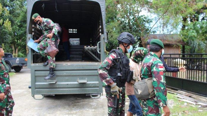 MW diringkus personel Pamtas Yonarhanud 16/SBC ke Mako Polres Nunukan untuk diproses lebih lanjut, Senin (16/03/2021), sore. (HO/ Yonarhanud 16/SBC)