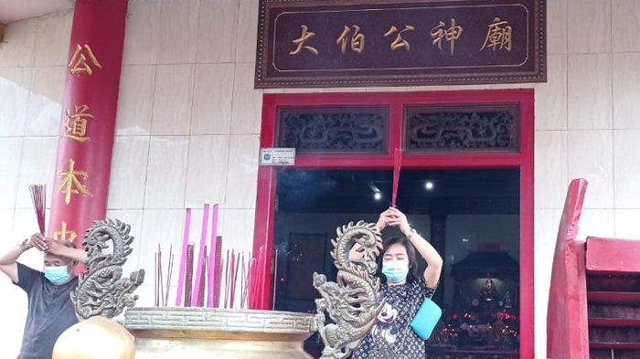 Umat Khonghucu di Tarakan saat melakukan ibadah di Klenteng Toa Pek Kong Tarakan. (TribunKaltara.com / Risnawati)