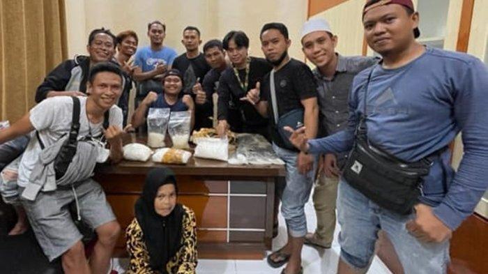 Seorang ibu rumah tangga di Nunukan, Kalimantan Utara diamankan ke Mapolres Nunukan, lantaran turut menyembunyikan sabu dengan berat bruto 3,8 Kg di semak-semak belakang rumah, Kamis (27/05/2021). (HO/ Humas Polres Nunukan)