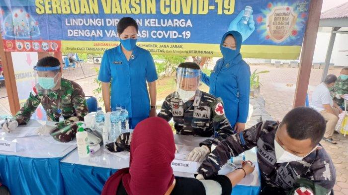 Kegiata Serbuan Vaksin Covid-19 mendukung vaksinasi masyarakat umum di Mako Satrol Lantamal XIII Tarakan, Kamis (15/7/2021).