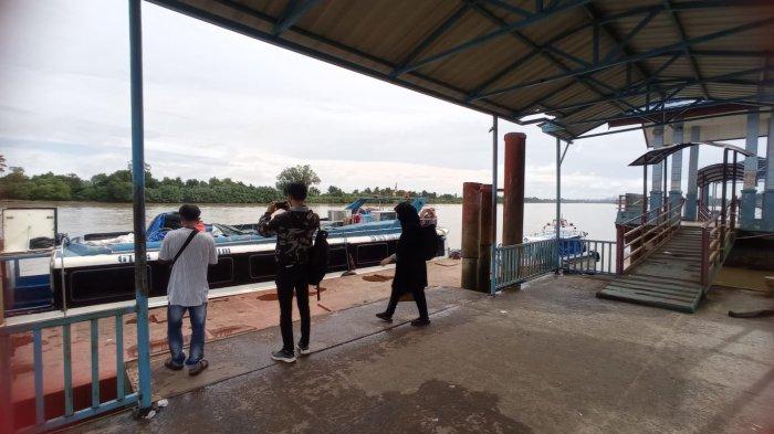 Aktivitas penumpang tujuan Kota Tarakan pada pagi hari di Pelabuhan Speedboat Malinau Kota, Kabupaten Malinau, Provinsi Kalimantan Utara, beberapa hari lalu.
