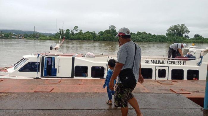 Calon penumpang speedboat rute Malinau tujuan Tarakan bersiap mengikuti pelayaran di Pelabuhan Speedboat Malinau Kota, Kabupaten Malinau, Provinsi Kalimantan Utara, Rabu (6/4/2022).