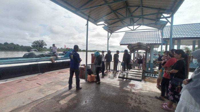Aktivitas calon penumpang pagi hari ini di Pelabuhan Speedboat Malinau Kota, Kabupaten Malinau, Provinsi Kalimantan Utara, Selasa (17/5/2022).