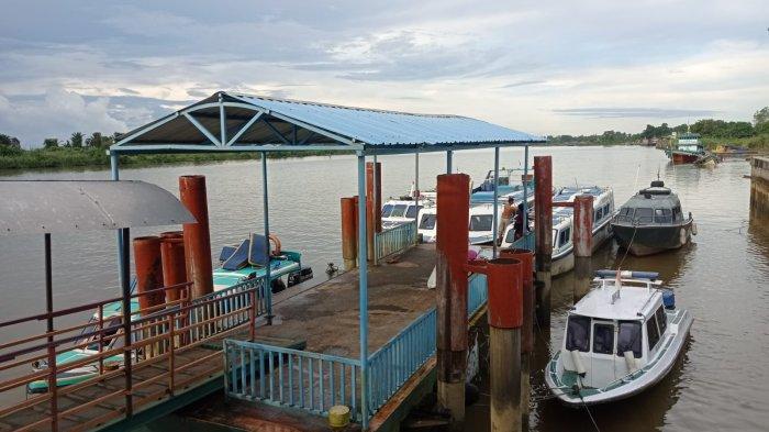 Penumpang mempersiapkan keberangkatan di Pelabuhan speedboat Malinau Kota, Kabupaten Malinau, Provinsi Kalimantan Utara, beberapa waktu lalu