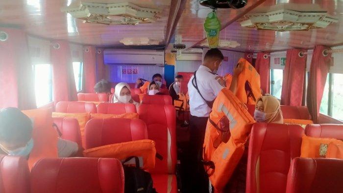 Penumpang speedboat reguler diminta kenakan life jacket saat akan berlayar, belum lama ini.