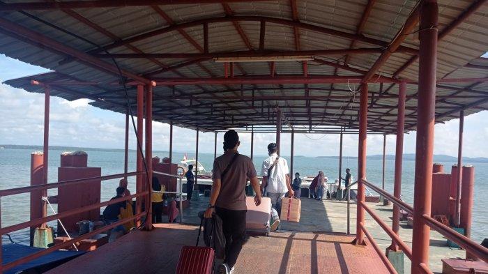 Penumpang mulai turun ke dermaga speedboat reguler Pelabuhan PLBL Liem Hie Djung Nunukan, belum lama ini.
