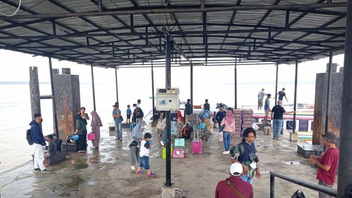 Penumpang mulai turun ke dermaga speedboat reguler Pelabuhan PLBL Liem Hie Djung Nunukan, belum lama ini.