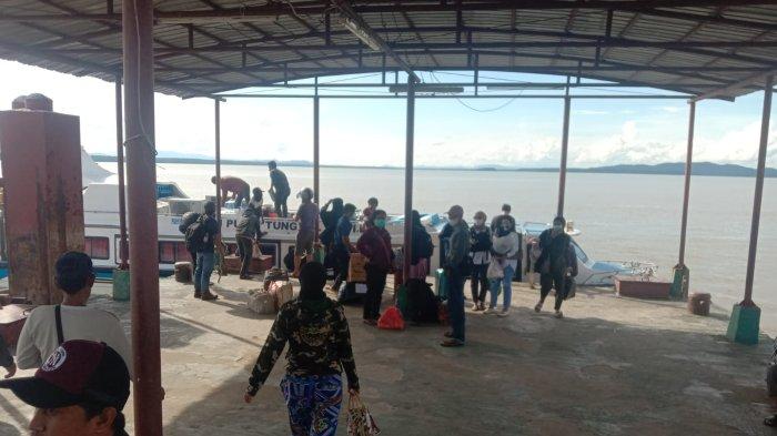 Penumpang berjalan menuju speedboat di Pelabuhan PLBL Liem Hie Djung Nunukan, belum lama ini.