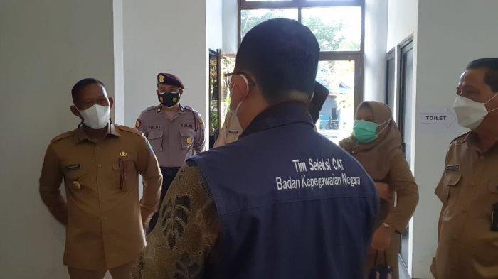 Bupati Bulungan saat sidak persiapan tes CPNS di ruangan CAT sekitar Lingkungan Kantor Bupati Senin (20/09/2021).