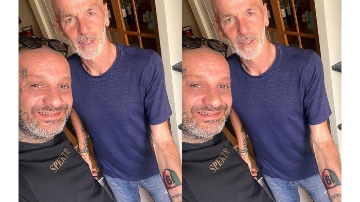 Stefano Pioli membuat tato lambang Scudetto ke-19 AC Milan, setelah sukses membawa AC Milan juara Liga Italia Serie A 2021/2022. (Twitter / @MilanReportscom)