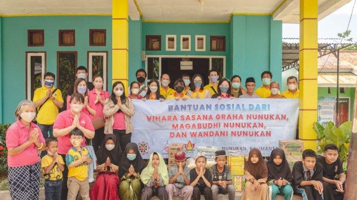 Umat Buddha di Nunukan lakukan kegiatan Baksos ke sebuah panti asuhan, belum lama ini.
