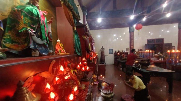 Ummat Konghucu melaksanakan ibadah di malam puncak Perayaan Pergantian Tahun Baru Imlek, Sabtu (21/1/2023) malam tadi. TRIBUNKALTARA.COM/ANDI PAUSIAH