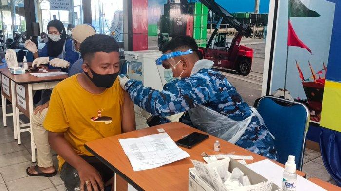 Aktivitas vaksinasi anggota TKBM di Pelabuhan Malundung Pelindo IV Tarakan, Minggu (27/6/2021)