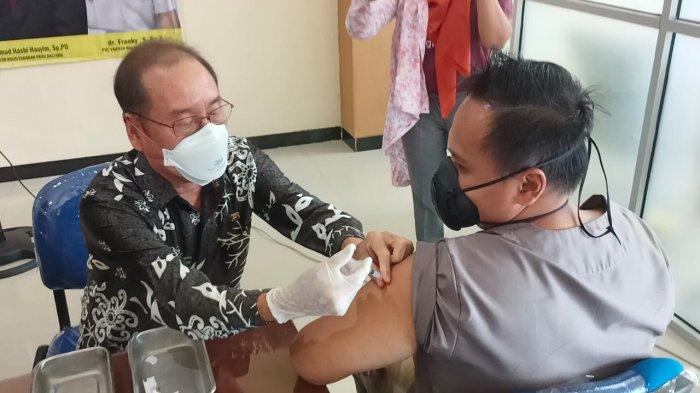 Vaksinasi dosis pertama masyarakat umum menggunakan jenis Moderna.