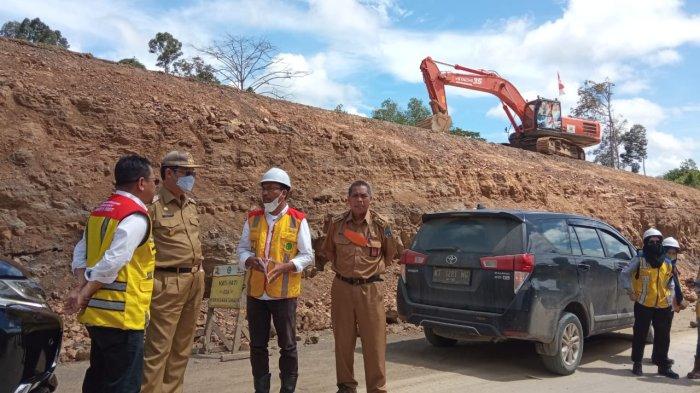 Wagub Kaltara Yansen Tipa Padan bersama jajaran BPJN Kaltara saat meninjau proyek perbaikan jalan poros Berau-Bulungan, Senin (14/11/2022).