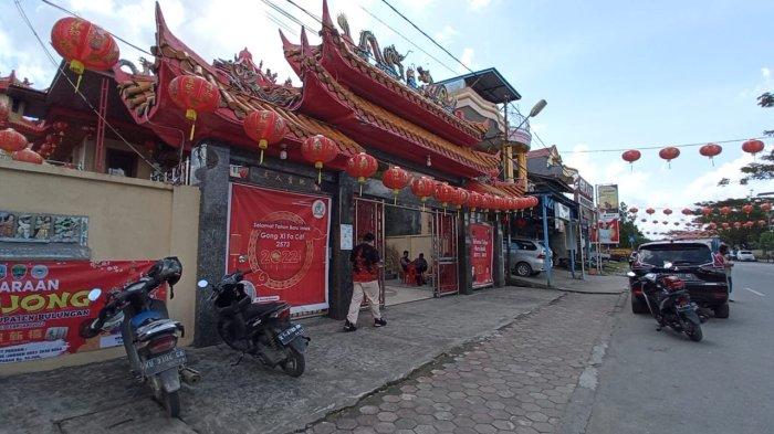 Warga Tionghoa di Tanjung Selor saat melaksanakan ibadah Tahun Baru Imlek 2573 Kongzili di Klenteng Ta Pek Kong, Selasa (1/2/2022).