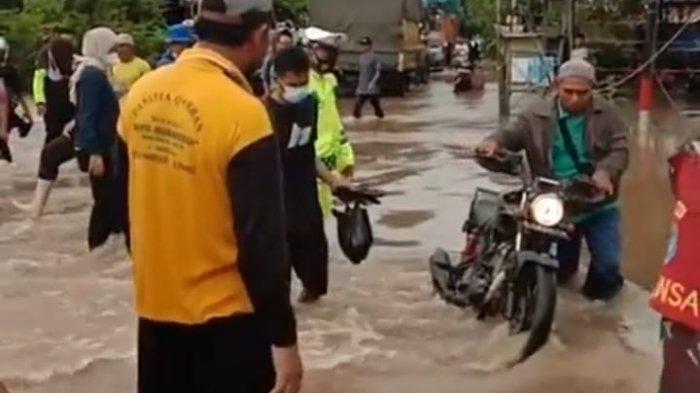 Kendaraan lewat Jalur Trans Kalimantan arah Kasongan -Sampit di kerengpangi terganggu akibat gorong-gorong ambles dihantam banjir, Sabtu (13/11/2021) pagi.