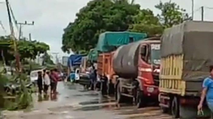 Penutupan jalur Kasongan- Kereng Pangi Kabupaten Katingan akibat gorong-gorong ambles membuat penumpukakan kendaraan di arah Palangkaraya ke Sampit dan sebaliknya.