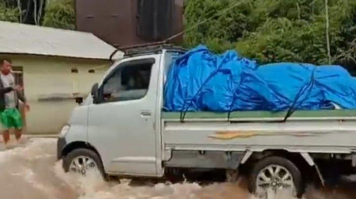 lalulintas mobil dan sejenisnya tidak bisa lewat di jalur Desa Kerengpangi (katingan) arah Kasongan -Sampit akibat gorong-gorong ambles dihantam banjir, Sabtu (13/11/2021) pagi.