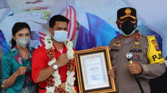 Eyger Sing Lamandau alias Hamson Lamandau, kelahiran 15 Maret 1994 di Desa Harowu Kecamatan Miri Manasa Kabupaten Gunungmas, Kalimantan Tengah, juara World Boxing Council (WBC) Internasional saat di Mapolda Kalteng, Jumat (16/4/2021).