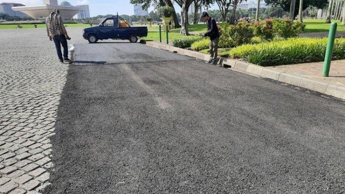 Pemasangan aspal di kawasan Monas, Jakarta untuk gelaran Formula E
