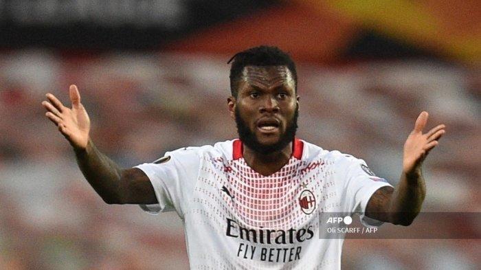 Gelandang Pantai Gading AC Milan Franck Kessie bereaksi setelah dia melepaskan bola ke gawang tetapi gol itu dianulir oleh tinjauan VAR selama pertandingan sepak bola leg pertama babak 16 besar Liga Eropa UEFA antara Manchester United dan AC Milan di Old Trafford di Manchester, barat laut Inggris, pada 11 Maret 2021.