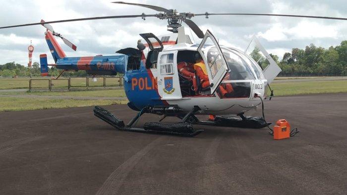 Helikopter milik Polda Kalteng yang ikut dikerahkan mencari korban tenggelamnya KM Putri Ayu di Perairan Kumai, Kobar, Kalteng, Kamis (19/8/2021)