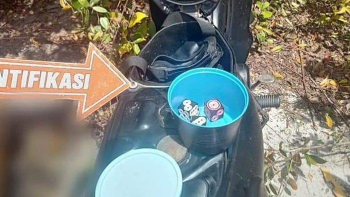 Isi di bawah jok motor korban tanpa identitas di Kota Palangkaraya, Provinsi Kalimantan Tengah, Minggu (20/9/2020).