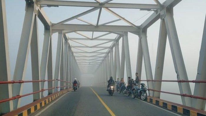 Kabut pagi mulai berbau asap di Kecamatan Kota Besi Sampit, Kabupaten Kotim, Kalteng, Minggu (25/4/2021)