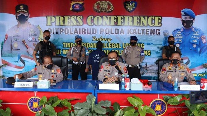 Kapolda Kalteng Irjen Pol Dedi Prasetyo jelaskan hasil tangkapan illegal logging di Sungai Mentaya Sampit, Kotim Kalteng, Sabtu (26/6/2021)