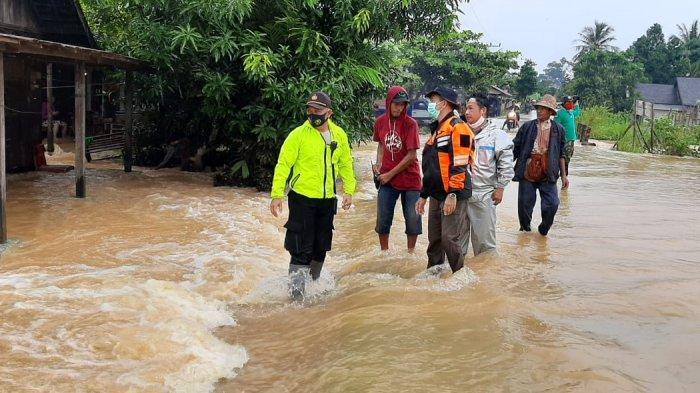 Kawasan cempaka Kota Banjarbaru kembali mengalami banjir dadakan akibat hujan deras yang mengguyur kota Banjarbaru, Sabtu, (26/12/2020) dini hari.