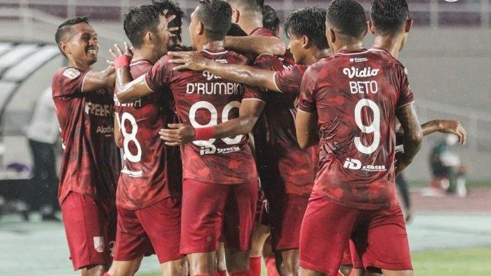 Para pemain Persis Solo merayakan gol yang dicetak ke gawang PSG Pati pada laga pekan pertama Liga 2 2021 Minggu (26/9/2021)