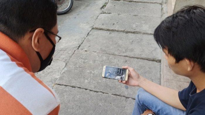 Revi memperlihatkan rekaman CCTV saat maling telanjang membobol coffee shop tempatnya bekerja, Jumat (30/7/2021)