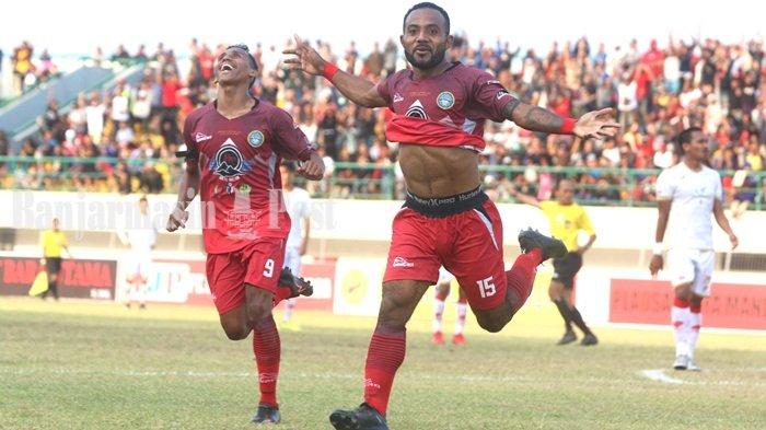 Mario Aibekop, penyerang Martapura FC merayakan gol yang diciptakannya ke gawang Persis Solo di laga Liga 2 2019, Jumat (13/9/2019) sore di Stadion Demang Lehman, Martapura, Kabupaten Banjar, Kalimantan Selatan.