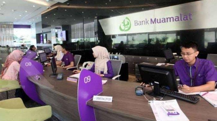 Aktivitas di salah satu kantor Bank Muamalat, Agustus 2021 ini bank tersebut membuka lowongan kerja