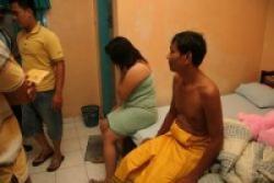 Suami Pergoki Istri Sedang Bercinta dengan Pria Lain, Terdengar Suara Aneh dari Kamar Mandi