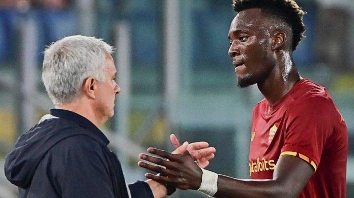 Pelatih AS Roma Jose Mourinho dan pemainnya Tammy Abraham