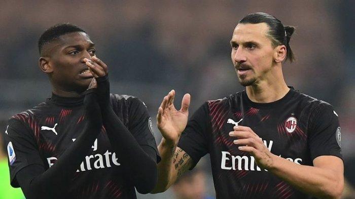 Pemain AC Milan Zlatan Ibrahimovic (kanan) dan Rafael Leao mengakui publik pada pertandingan Serie A Italia AC Milan vs Sampdoria pada 6 Januari 2020 di Stadion San Siro di Milan.