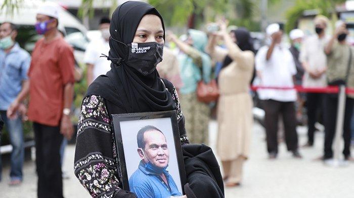 Pemulangan lima jenazah korban Sriwijaya Air SJ182 yang merupakan satu keluarga, langsung disalatkan di Masjid Al Hikmah, Jalan Dr Wahidin Sudirohusodo, Pontianak Kalimantan Barat, Minggu 24 Januari 2021. Jenazah Toni Ismail, Rahmawati, Ranti Windani, Yumna Fanisya Tuzahra, dan Athar Rizky Riawan kemudian dimakamkan dalam satu liang lahat di Pemakaman Tanah Wakaf Majelis Taklim Babussalam yang tidak jauh dari rumah korban.