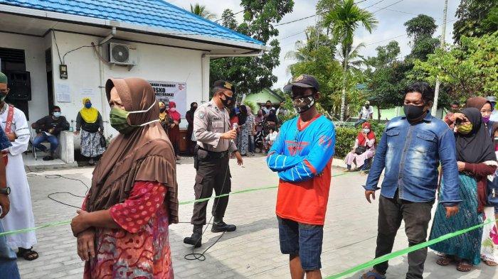 Pembagian sembako dan BLT di Palangkaraya, petugas awasi protkol kesehatan