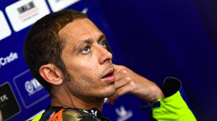 Pembalap Monster Energy Yamaha, Valentino Rossi, berada di garasi pada hari kedua seri balap MotoGP Belanda di Sirkuit Assen.