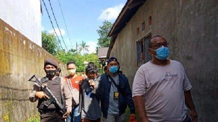 Pemuda F (18) yang diduga penyebar video hoax suap jaksa di kasus Rizieq Shihab saat diamankan petugas kejaksanaan dan kepolirian Takalar.