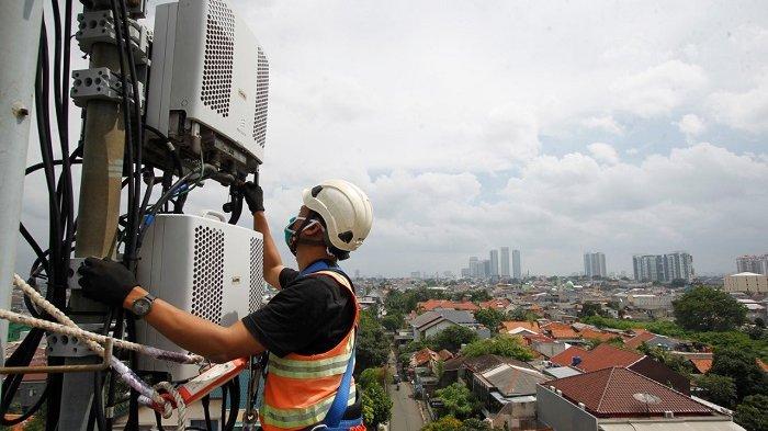 Teknisi sedang memeriksa tower BTS XL Axiata.